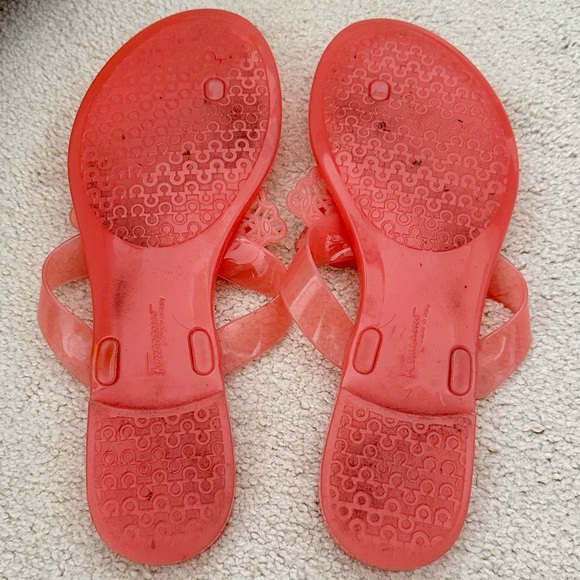 FERRAGAMO | Coral Pink “Pandy” Bow Flat Sandals - Picture 3 of 4